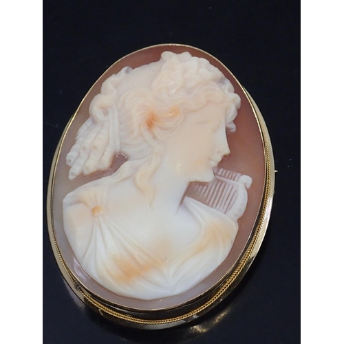 19 - An 18ct gold cameo brooch approx. 10.5 grams