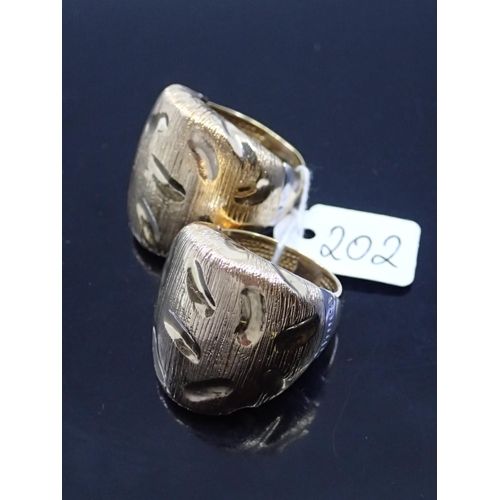 202 - Two 18ct gold rings approx. 20.6 grams, finger size T