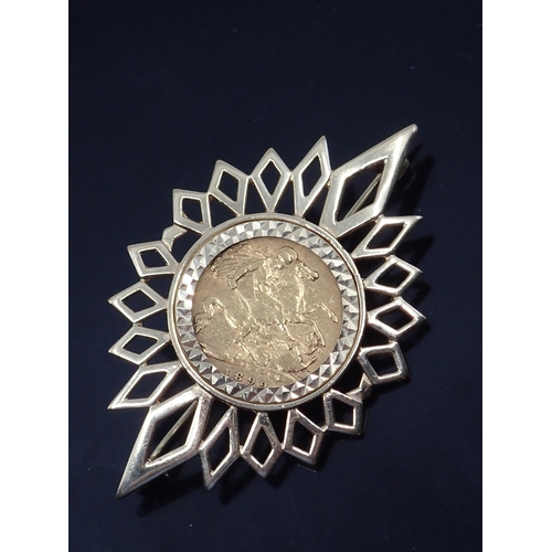 44 - A half sovereign brooch approx. 10.4 grams