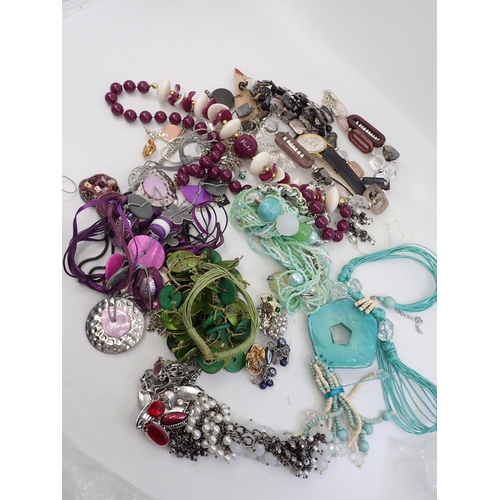 1 - A collection of jewellery