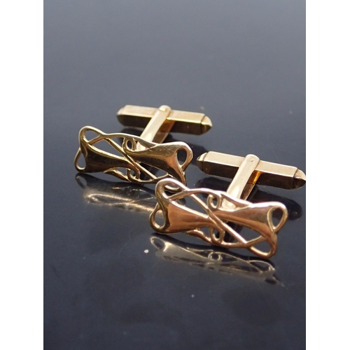 100 - A pair of gold cufflinks