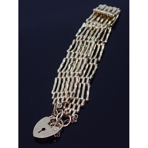 124 - A 9ct gold gate bracelet approx. 8.7 grams