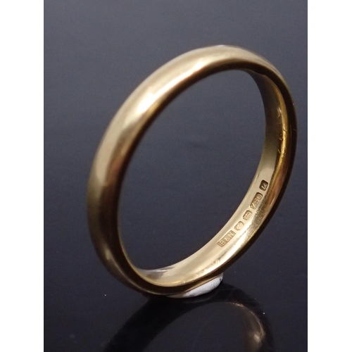 151 - An 18ct gold wedding band approx. 3.5 grams finger size M half