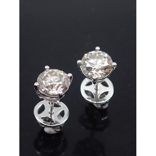 18 - A pair of diamond stud earrings, total estimated weight of diamonds 3.01cts