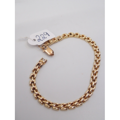 229 - A 14ct gold bracelet approx. 8.9 grams