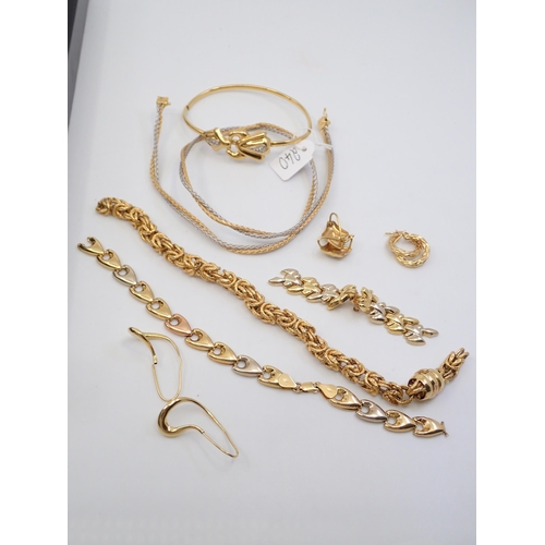 240 - A lot of 18ct gold jewellery approx. 67.5