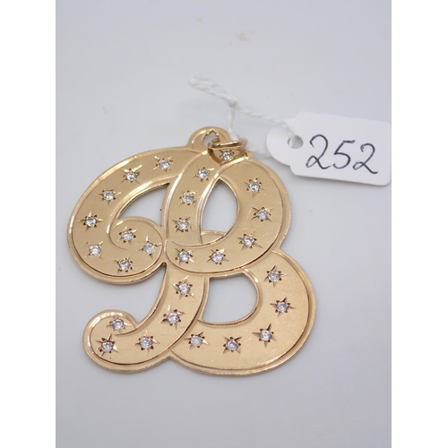 252 - A large 'B' inital pendant approx. 13.7 grams