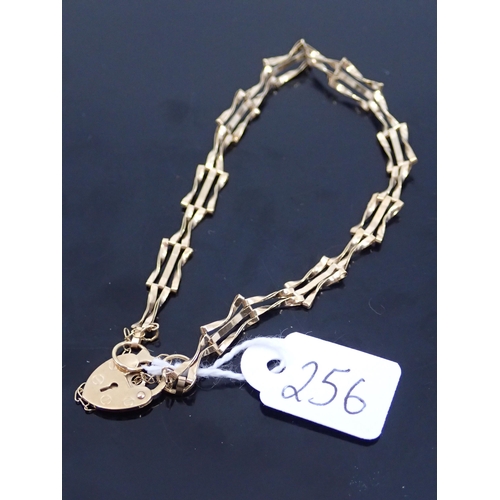 256 - A 9ct gold gate bracelet approx. 2.6 grams