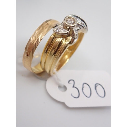 300 - Two 18ct gold rings approx. 5.8 grams finger size K & M