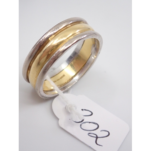 302 - An 18ct gold two tone band ring approx. 12.8 grams finger size X