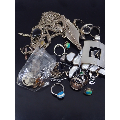 312 - A collection of jewellery (To be sold on the instructions of St Vincent De Paul)