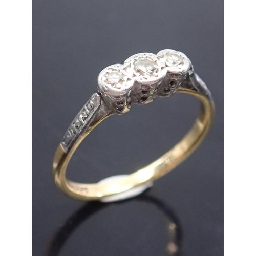 333 - A diamond three stone ring approx. 2.6 grams