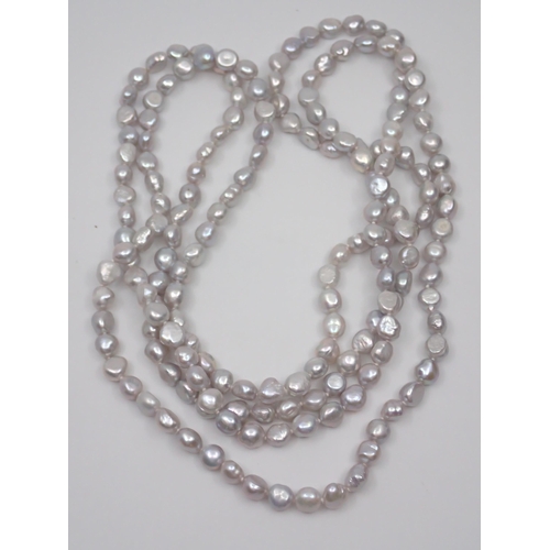 99 - A long pearl necklace