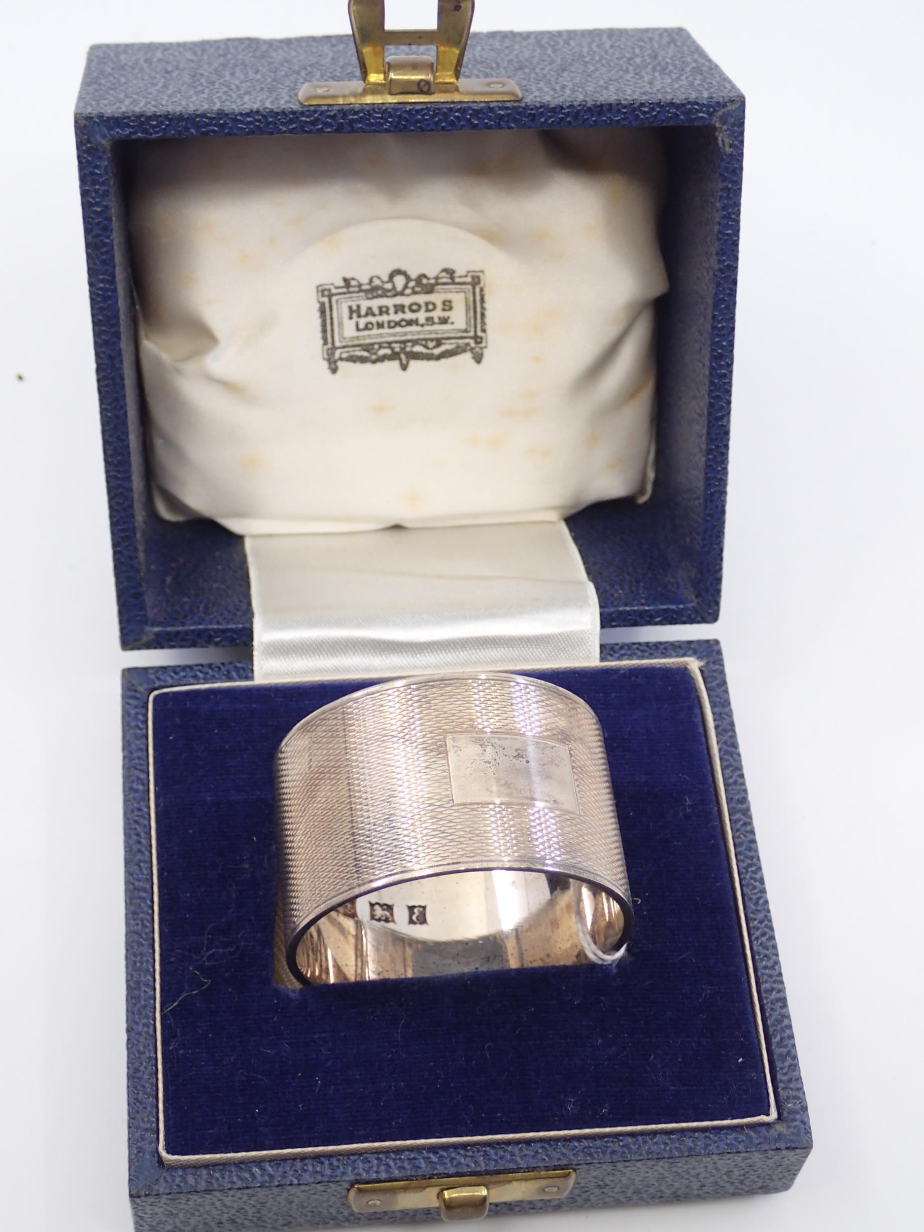 A silver napkin ring in fitted Harrod's of London box approx. 61.2 grams