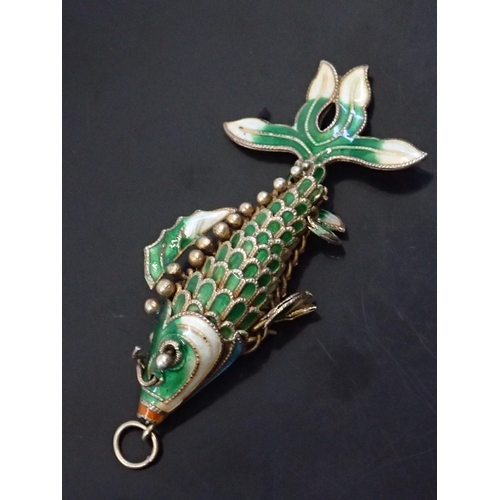 132 - A silver fish pendant approx. 6.6 grams