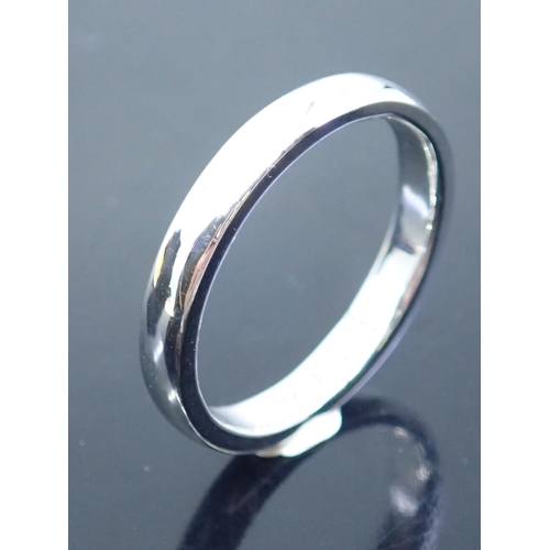 142 - A platinum wedding band approx. 6.3 grams finger size P