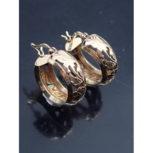 92 - A pair of gold earrings approx. 2.5 grams