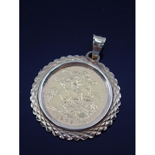 98 - A half sovereign pendant approx. 5.7 grams