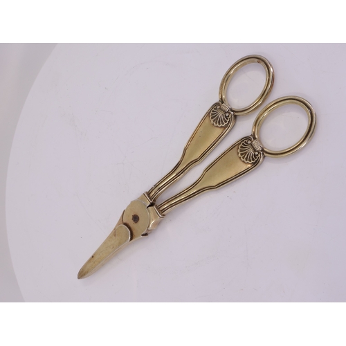 95 - A SILVER-GILT GRAPE SCISSORS, mark of William Eley I & William Fearn of London, (c.112g). 15.5cm lon... 