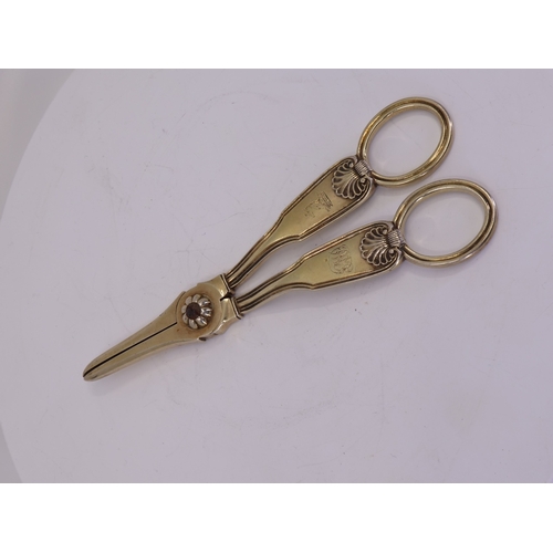 95 - A SILVER-GILT GRAPE SCISSORS, mark of William Eley I & William Fearn of London, (c.112g). 15.5cm lon... 