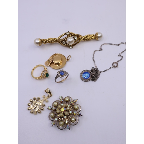 71 - A collection of jewellery