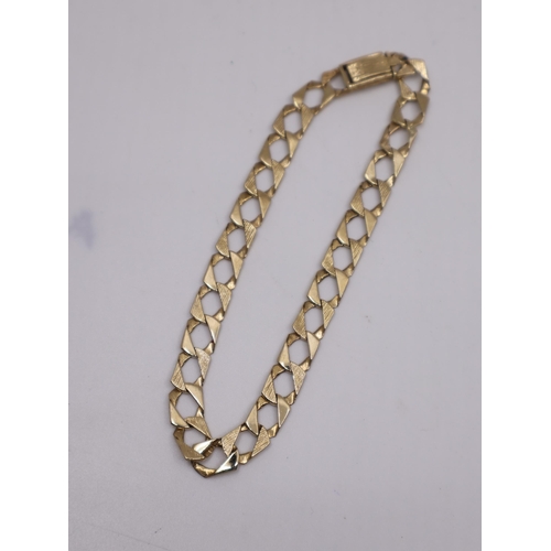 86 - A 9ct gold curb bracelet