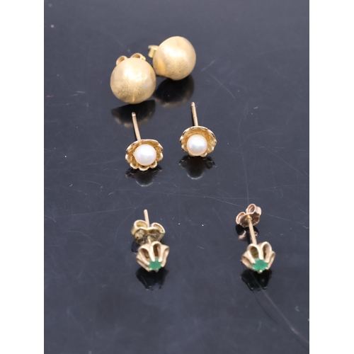 148 - A collection of earrings approx. 3.2 grams