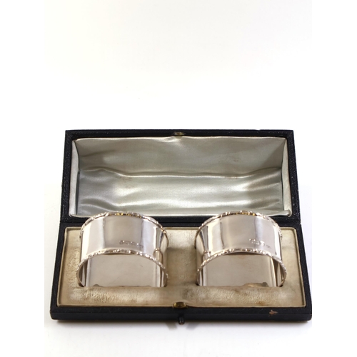 377 - A pair of silver napkin rings Sheffield 1909 in a fitted box approx. 70 grams