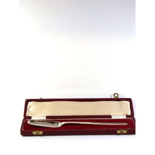 380 - A silver marrow scoop in fitted box, Sheffield 1968 approx. 45 grams