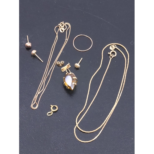 59 - A collection of gold and other jewellery approx. 7.4 grams