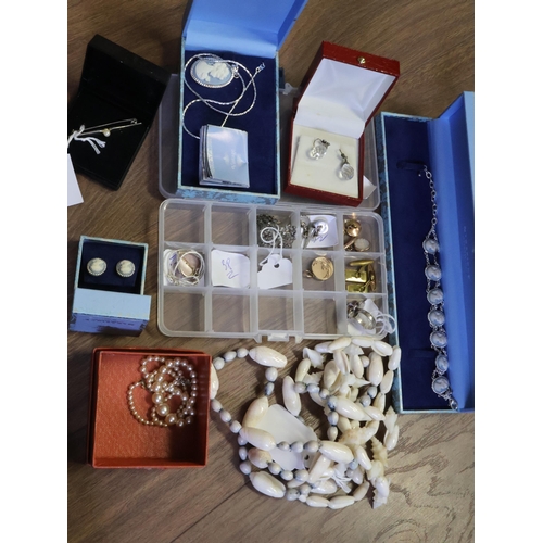 204 - A collection of jewellery