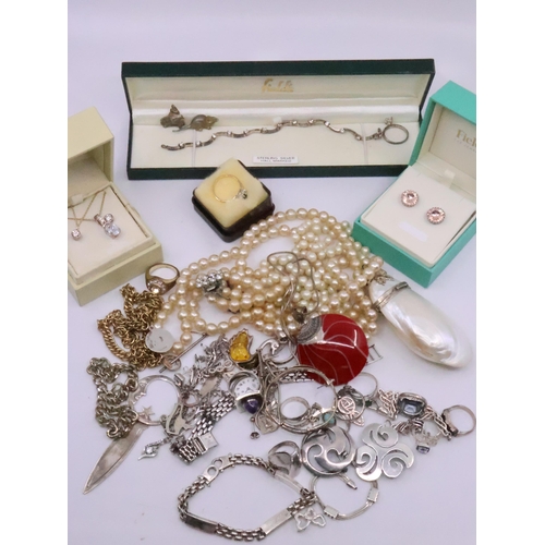 122 - A collection of jewellery for auction on the instructions of St. Vincent De Paul