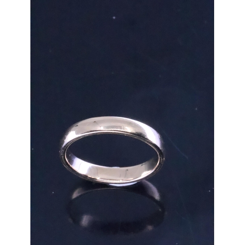 226 - An 18ct gold wedding ring finger size I half approx. 2.8 grams