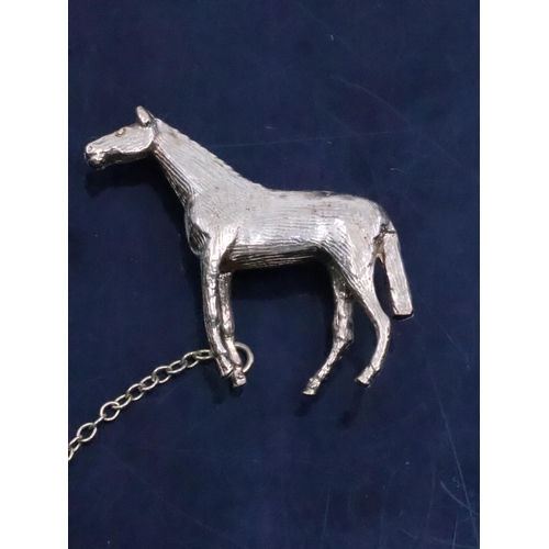 242 - A 9ct gold horse brooch approx. 7 grams (Dublin hallmarks possibly 1971)