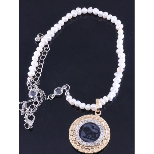 43 - A pearl bracelet with a diamond set pendant, total weight 8 grams