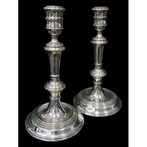 287 - A pair of silver candlesticks, London 1989, mark of Geoffrey Harding, each with plain sconces on kno... 