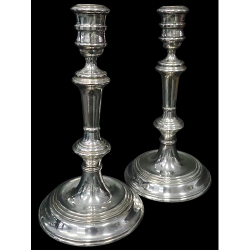 281 - A pair of silver candlesticks, London 1989, mark of Geoffrey Harding, each with plain sconces on kno... 