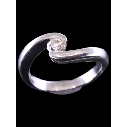 50 - A diamond solitaire ring set in platinum finger size I approx. 5.5 grams