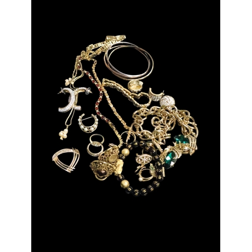 97 - A collection of jewellery