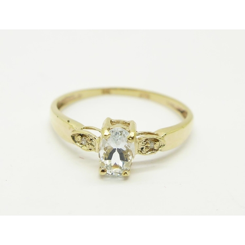 1067 - A 9ct gold gold, aquamarine and diamond ring, 1g, P