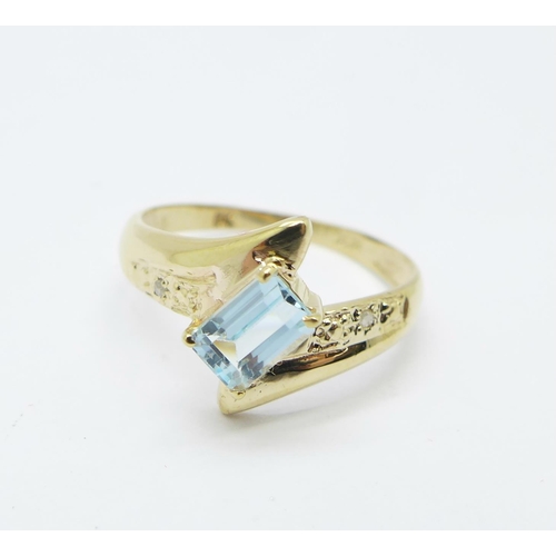 1069 - A 9ct gold, topaz and diamond ring, 1.3g, N