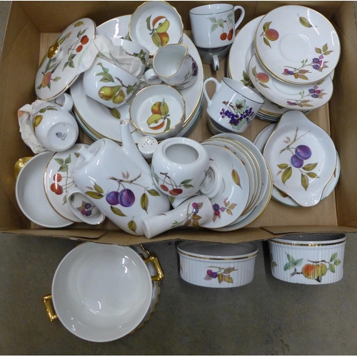 1114 - A collection of Royal Worcester Evesham tea and dinnerwares**PLEASE NOTE THIS LOT IS NOT ELIGIBLE FO... 