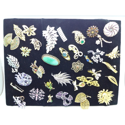 675 - A collection of thirty-five brooches