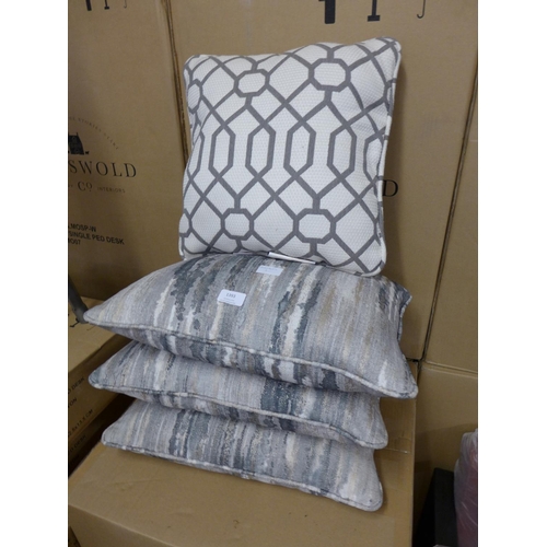 1393 - Four scatter cushions