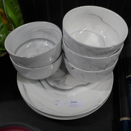 3444 - A marble dinnerware set