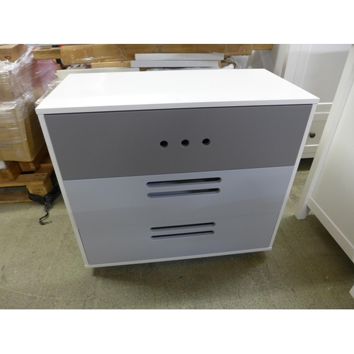 1391 - A white and grey chest of three drawers