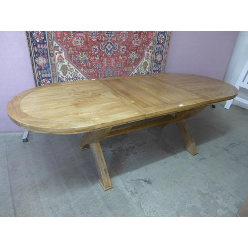 1403 - An oak extending dining table