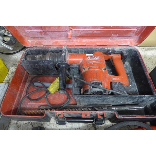 2095 - Hilti TE72 110v drill/breaker with drill & point in case, 110v transformer with 2 x 16amp outlets - ... 