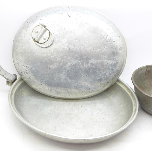 1091 - A French WWI gamelle du poilu soldat, (soldiers food dish) and similar cup, the dish marked France