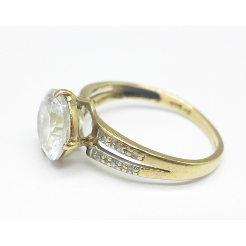 1027 - A 9ct gold and cubic zirconia ring, 2.1g, K, lacking one small stone on the shoulder